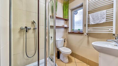 卡尔帕奇Karpaczowy Klimat przy Deptaku - 5D Apartamenty的带淋浴、卫生间和盥洗盆的浴室