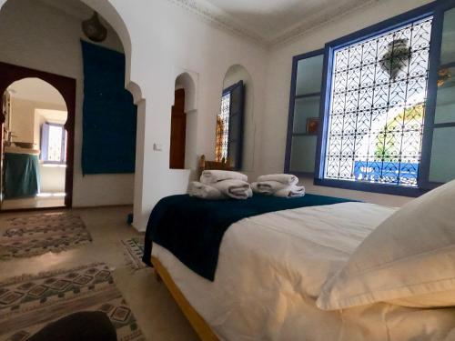 里亚德查梅陇摩洛哥传统庭院住宅旅馆客房内的一张或多张床位