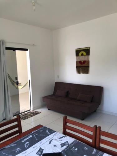 帕罗卡Apartamentos Praia do Sonho的客厅配有沙发和桌子