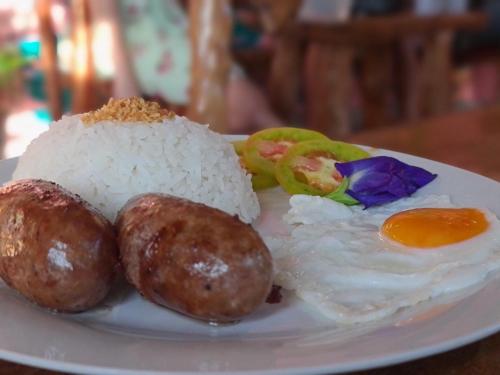 SalabusobCamp Paraiso Resort的桌上一盘带鸡蛋和米饭的食物