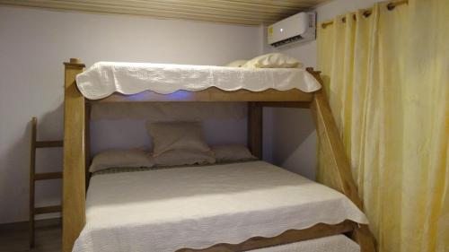 圣安德烈斯Aparta Suite Villa Roko的配有双层床的小客房内的双层床
