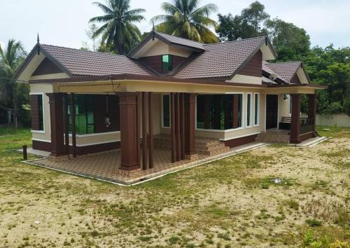 Kampung RajaTeratak Ammara Homestay Besut with private pool的一个小房子是四口之家的理想选择