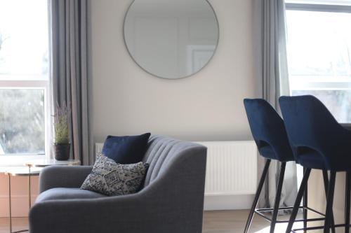 科克Crawford House- ScholarLee Living Apartments的客厅配有沙发和2把蓝色椅子