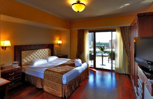 安卡拉莫尼克酒店的酒店客房,配有床和电视