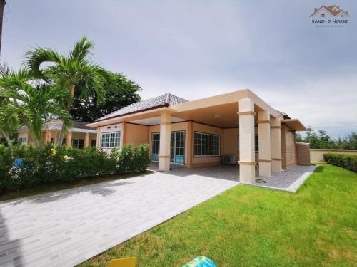 梅尔皮姆Sand-D House Pool villa B30 at Rock Garden Beach Resort Rayong的前面有草坪的房子