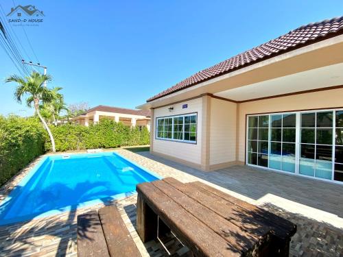 梅尔皮姆Sand-D House Pool villa B30 at Rock Garden Beach Resort Rayong的房屋前的游泳池