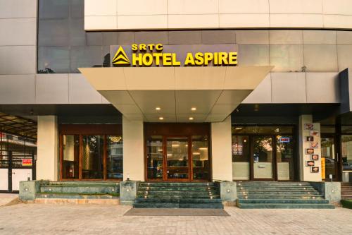 艾哈迈达巴德SRTC Hotel Aspire的大楼内带有标志的酒店入口