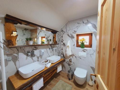 普利特维采湖Plitvice Green Valley的一间带水槽和卫生间的浴室