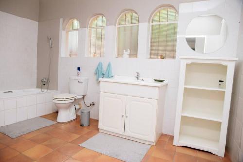 鲁德普特Oakdene Cottage的白色的浴室设有卫生间和水槽。