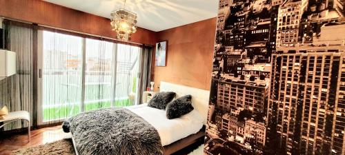 拉科鲁尼亚TheLBhome-Moderno duplex con terrazas wifi-Netflix的一间卧室设有一张床和一个大窗户