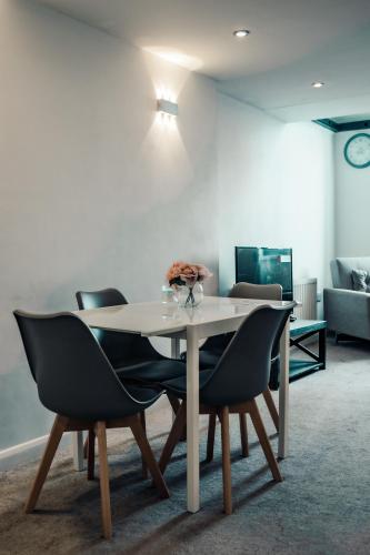 哈德斯菲尔德Apartments-DealHouse的客厅配有桌椅