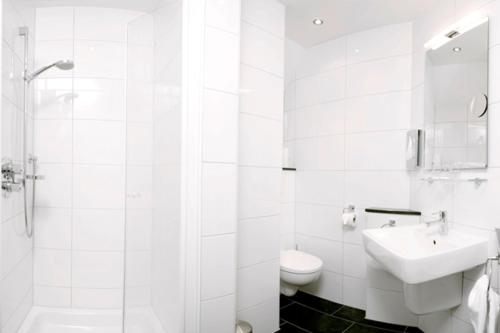 LöningenHotel Restaurant Rüwe的白色的浴室设有水槽和卫生间。