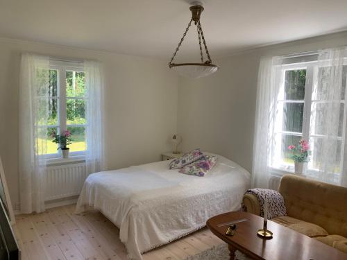 LinsellLinsell nyrenoverad lägenhet的一间卧室配有一张床、一张沙发和窗户。