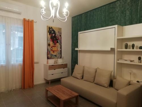 巴勒莫Arco Cutò casa vacanze的客厅配有沙发和桌子