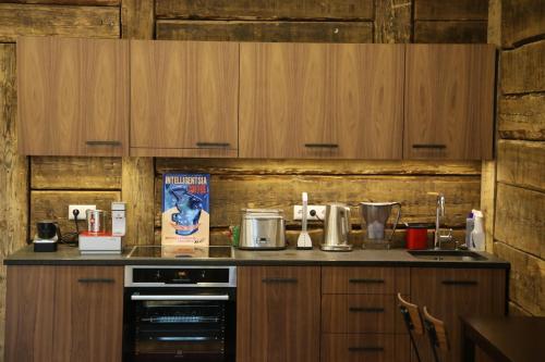 利耶帕亚Altribute Studio w Sauna Secure Parking wifi 90mbs的厨房配有木制橱柜和台面