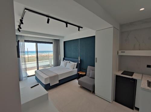 萨尔蒂Onar in Sarti的一间卧室配有一张床,享有海景