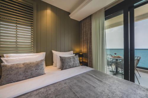 多布拉沃达Kalamper Apartments的一间卧室设有一张床,享有海景