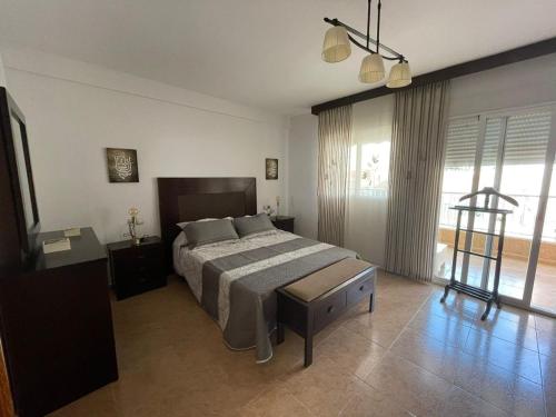 阿桂拉斯Casa Moraira的一间卧室设有一张床和一个大窗户