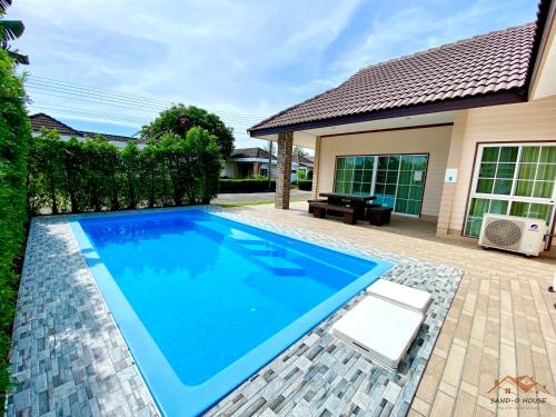 梅尔皮姆Sand-D House Pool Villa A13 at Rock Garden Beach Resort Rayong的一座房子后院的游泳池