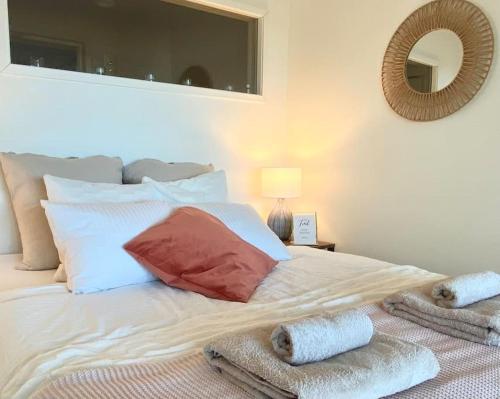 卡拉约基SunBeach Apartment with seaview and sauna的一间卧室配有带枕头和镜子的床