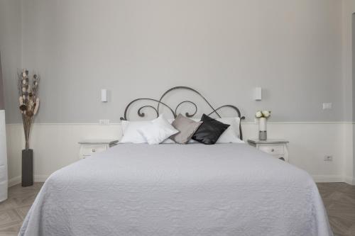 斯培西亚Golfo dei Poeti Retreat的白色卧室配有一张带枕头的大白色床