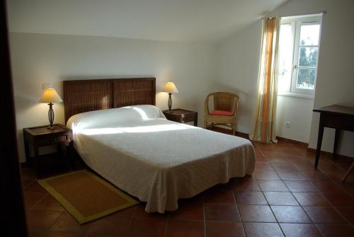 Sorbo-OcagnanoDomaine de Valle的一间卧室配有一张床、两把椅子和一个窗户