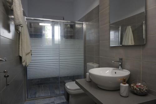 拉多斯尼古拉斯海滩一室公寓酒店的浴室配有卫生间、盥洗盆和淋浴。