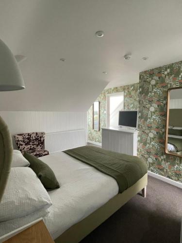 法尔茅斯Falmouth Bay的一间卧室配有一张大床和电视