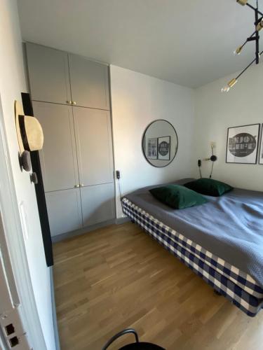 斯卡恩Ferie lejlighed i Skagen -huset med den grønne dør的一间卧室配有一张床,铺有木地板