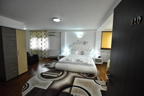 克拉约瓦欧佛利娅酒店的卧室配有一张白色大床