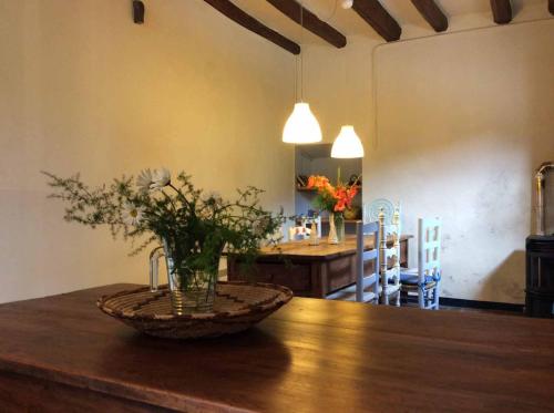 贝尔达拉卡萨诺瓦布达度假屋的一张餐桌,上面有花瓶