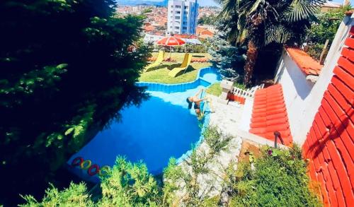桑丹斯基Guest House Sofia的享有度假村游泳池的空中景致