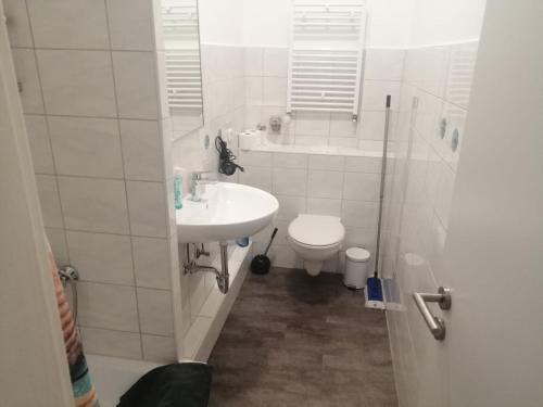科隆Apartment Cologne的白色的浴室设有水槽和卫生间。