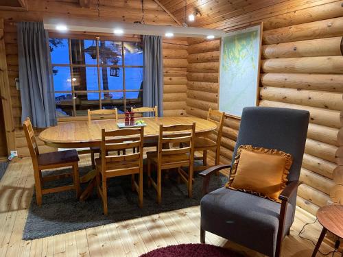SiltakyläVänvik Pyhtää的木制用餐室配有桌椅