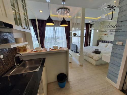 班邦森(1)Love & Relax Balcony near WON Beach的一个带水槽的厨房和一张位于客房内的床