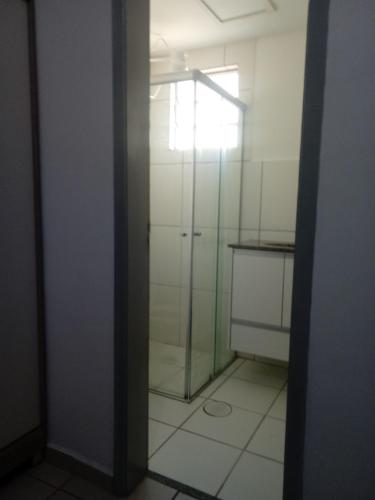 弗朗卡Apartamento proximo ao shopping Franca的带淋浴的浴室和玻璃门