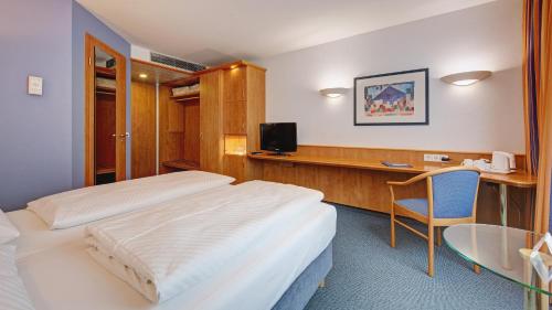 菲尔德施塔特Hotel Schwanen Stuttgart Airport/Messe的酒店客房配有两张床和一张书桌
