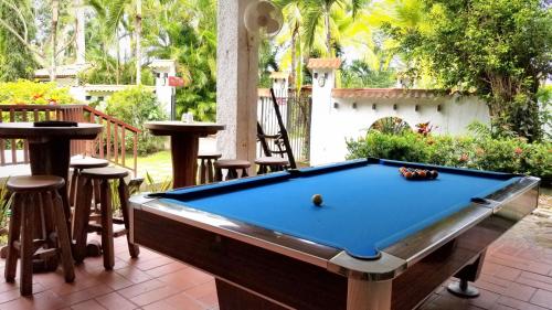 普拉亚布兰卡巴拿马瓜迪亚酒店的庭院内的台球桌和凳子