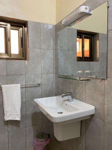 波多诺伏Résidences Ouadada的一间带水槽和镜子的浴室
