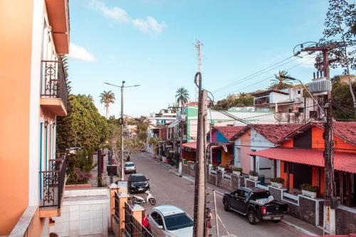 瓜拉米兰加Pousada Cogumelos的一条城市街道上,街上有汽车停放