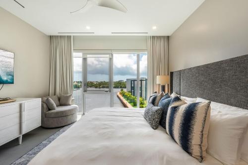 Upper LandCayman Luxury Rentals at One Canal Point的卧室设有一张大白色的床和大窗户