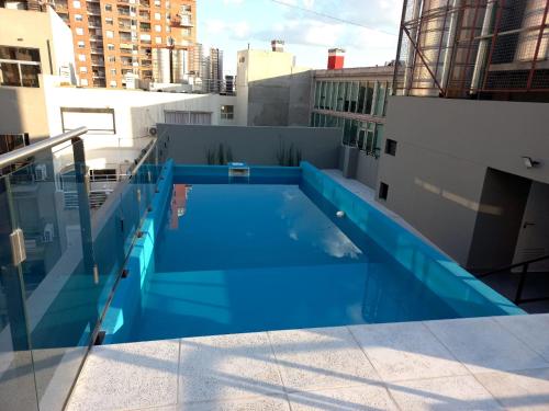 布宜诺斯艾利斯DEPTO NUEVO CON PILETA EN NUÑEZ的建筑物屋顶上的游泳池