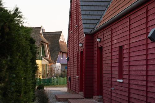 博恩Ferienwohnung Rote Kate的红砖墙的红色房子