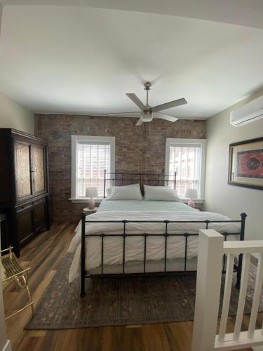 比斯比Bisbee Brownstone Suites的一间卧室配有一张床和吊扇