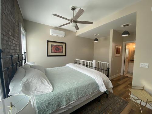 比斯比Bisbee Brownstone Suites的一间卧室配有一张带吊扇的床