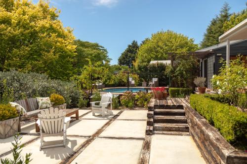 陶马鲁努伊布拉德利花园住宿加早餐旅馆的一个带庭院和游泳池的花园