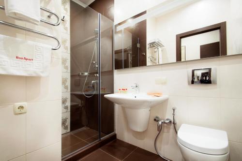 基辅BonApart Hotel by UHM的浴室配有卫生间水槽和淋浴。
