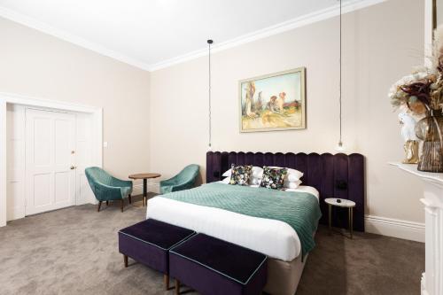 芒特甘比尔干比尔山宾馆的卧室配有一张床和一张桌子及椅子