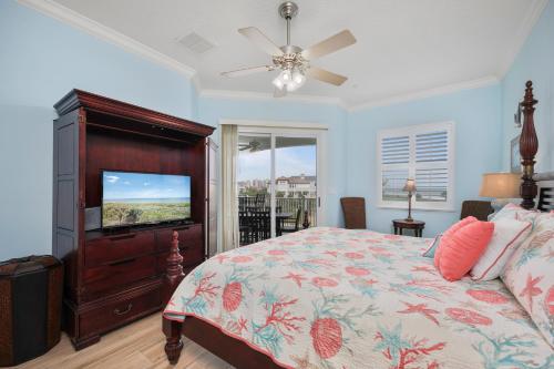 棕榈海岸442 Cinnamon Beach, 3 Bedroom, Sleeps 8, Ocean View, 2 Pools, Pet Friendly的一间卧室配有一张床和一台平面电视