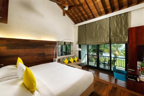 肯克拉The Fortress Resort & Spa的一间卧室设有一张大床和一个大窗户